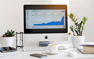 张嘉倪脱掉“战靴”：她的光脚，是成年人最体面的休战