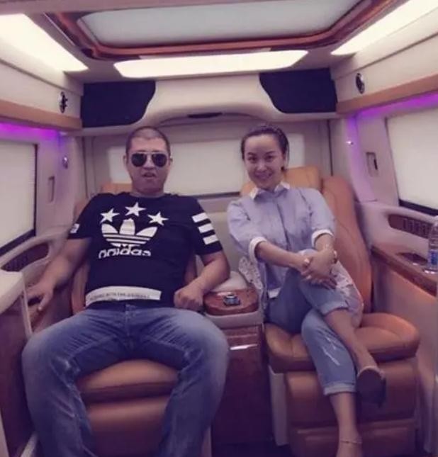 八卦爆料网红二驴是谁啊图片大全-_二驴带货夫妇销售神话_网红二驴晒余额