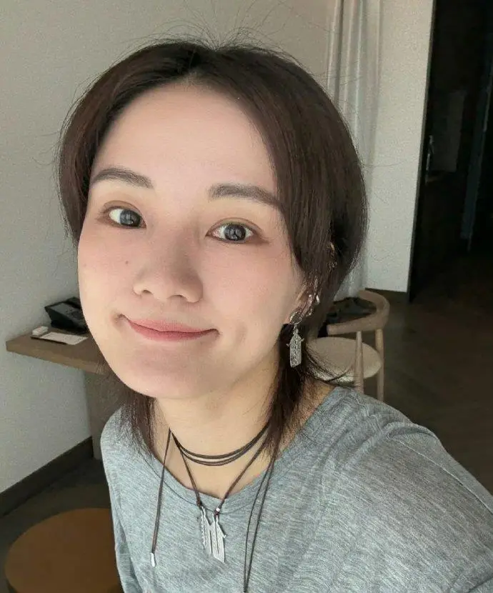 馨子 红苹果乐园 演员转型直播_女明星馨子